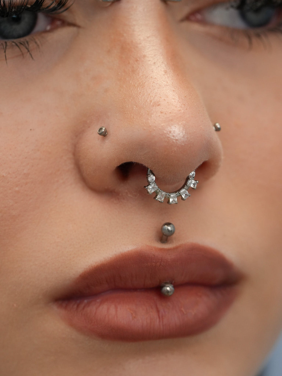 Piercing w nosie a przeziębienie – jak dbać o przekłucie w sezonie katarów