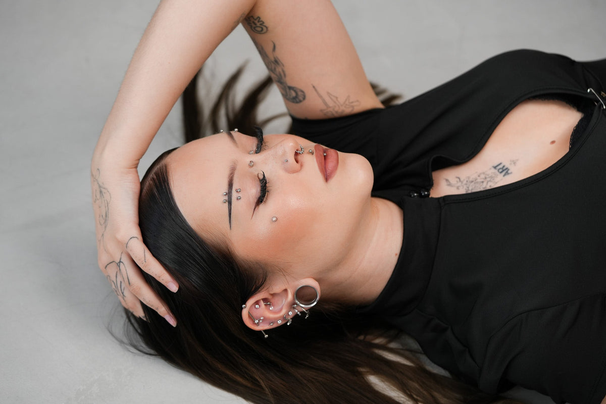 Infekcja czy normalne gojenie piercingu? Jak rozpoznać różnicę