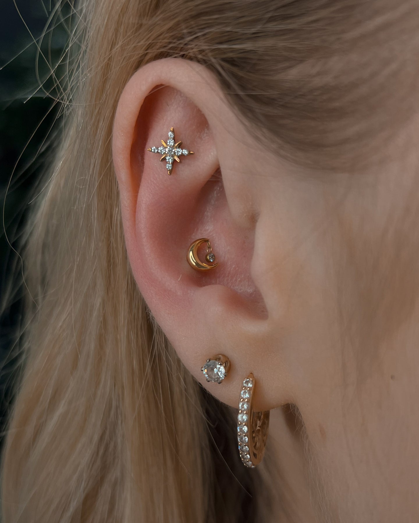 Kolczyk do ucha "Golden night" - anodyzowana tytanowa nakrętka