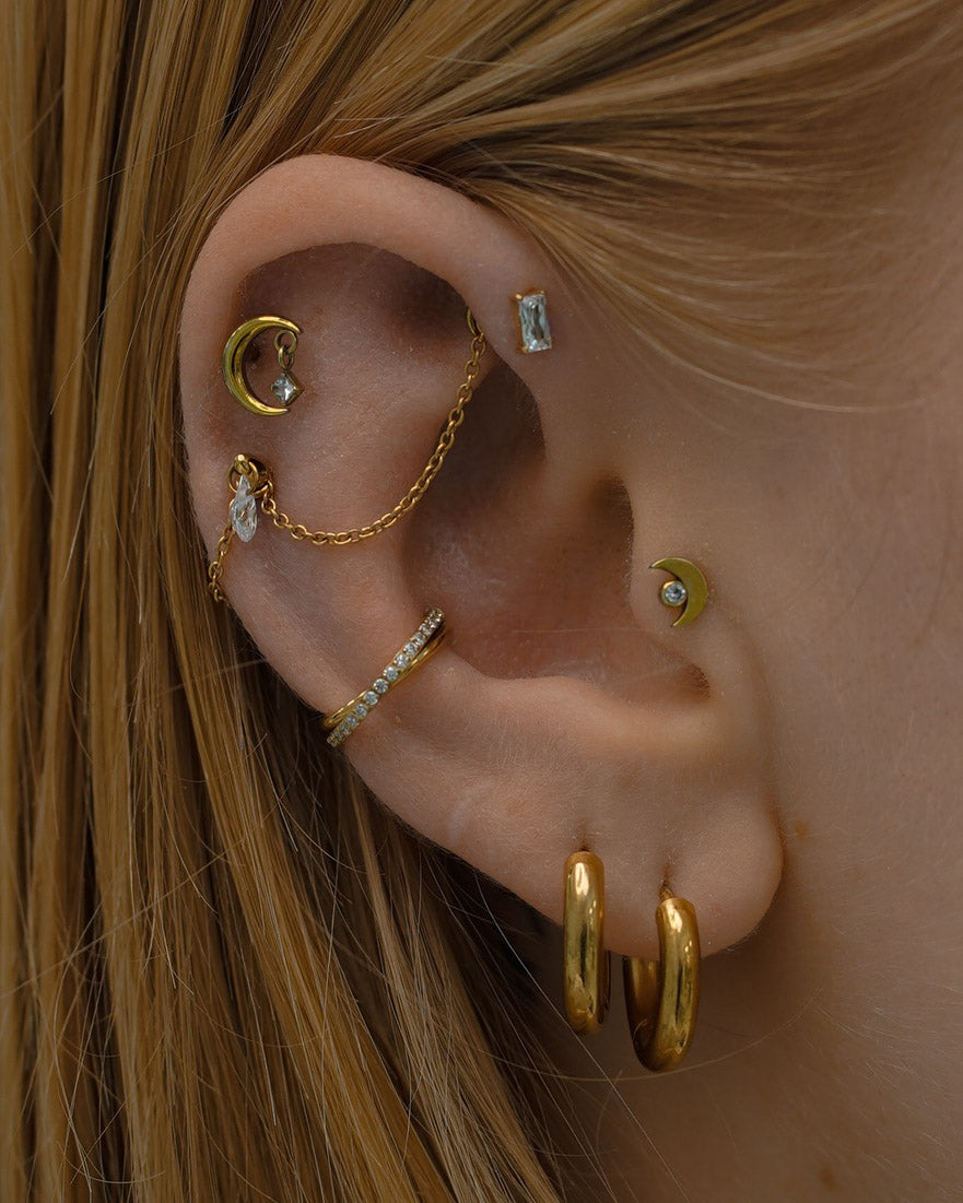 Kolczyk do ucha "Twisted line gold" - tytanowy clicker z cyrkoniami