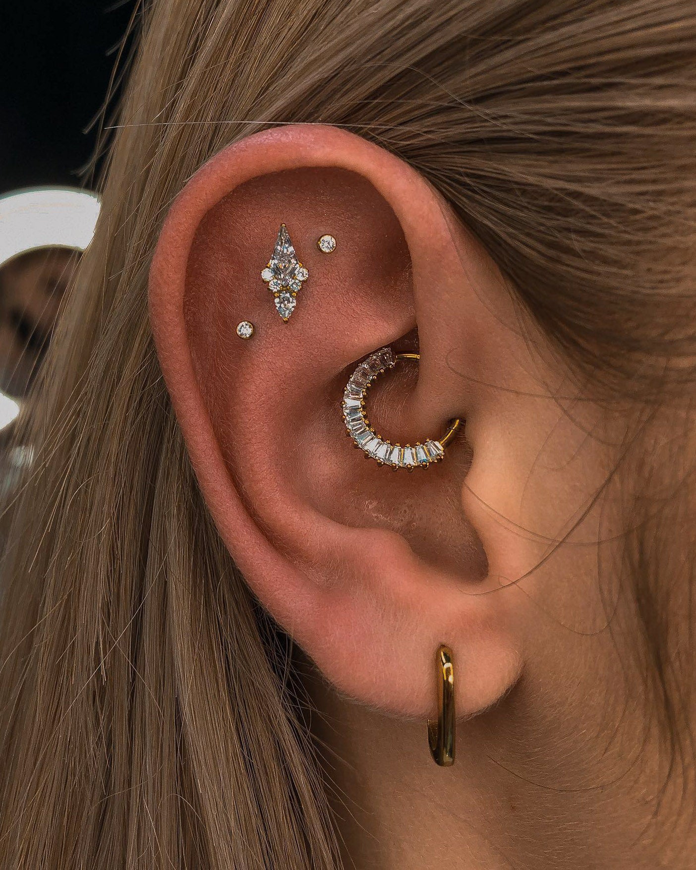 Kolczyk do ucha "Crystal" - anodyzowany tytanowy clicker z cyrkoniami