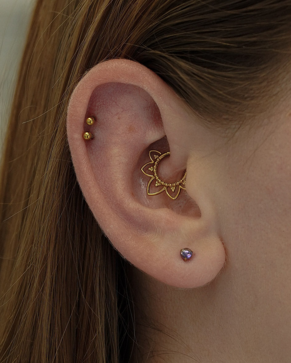 Kolczyk do ucha "Lotus" - anodyzowany tytanowy clicker