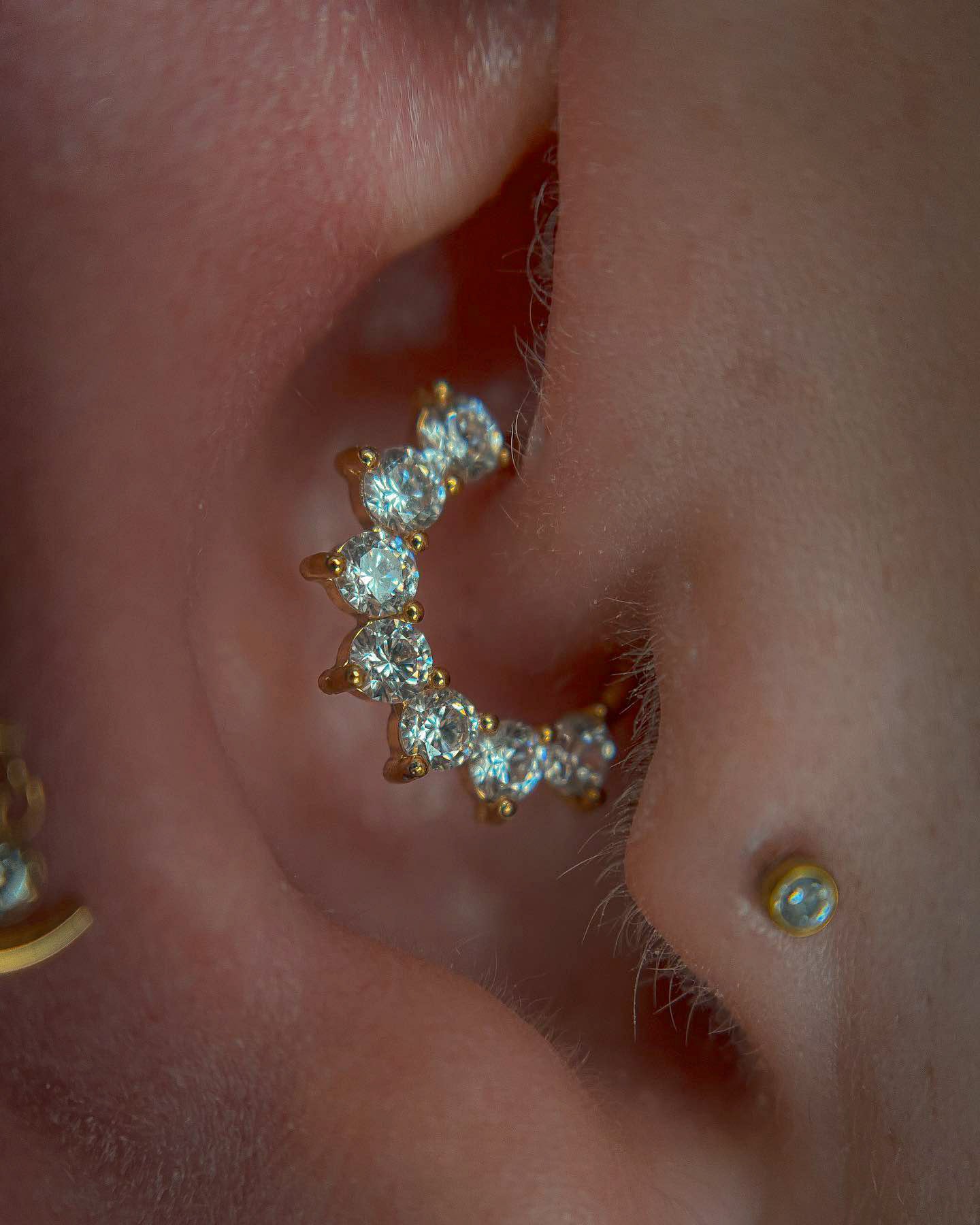 Kolczyk do ucha "Salty" - anodyzowany tytanowy clicker z cyrkoniami"