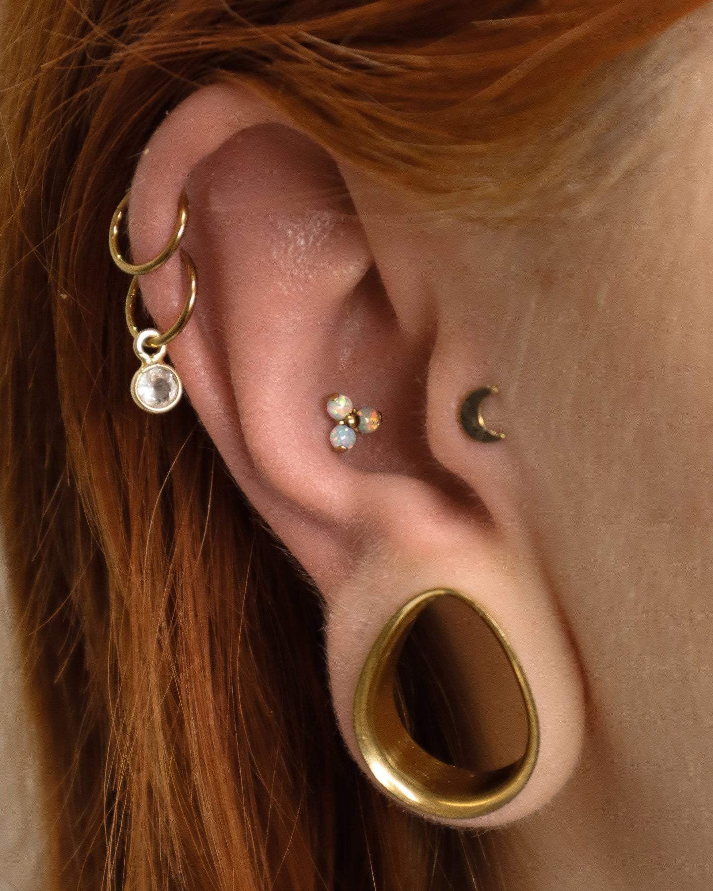 Kolczyk do ucha "Opal trio" - anodyzowany tytanowy labret z opalami