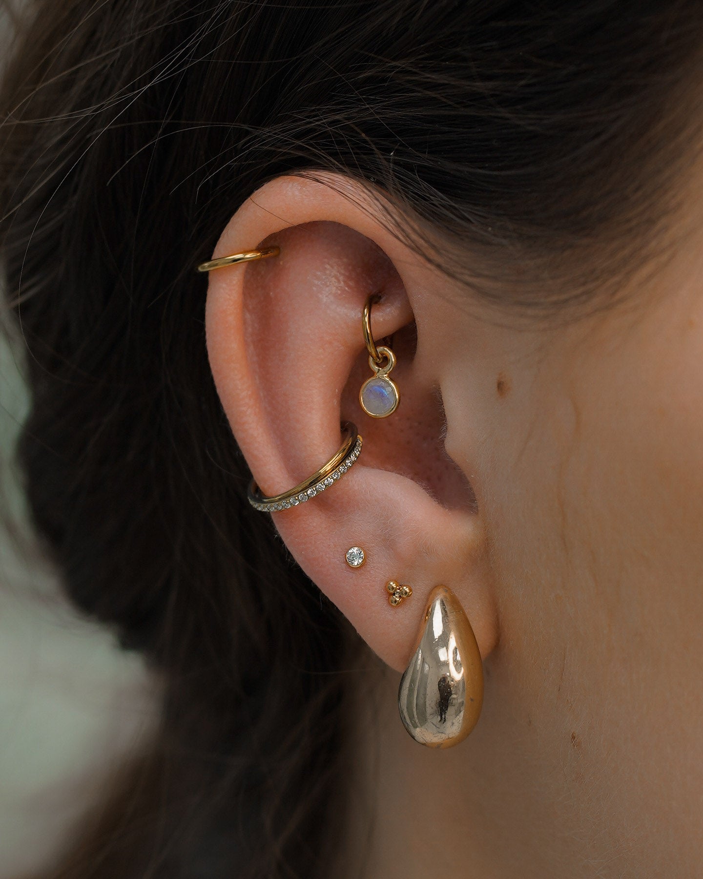 Kolczyk do ucha "Twisted line gold" - tytanowy clicker z cyrkoniami