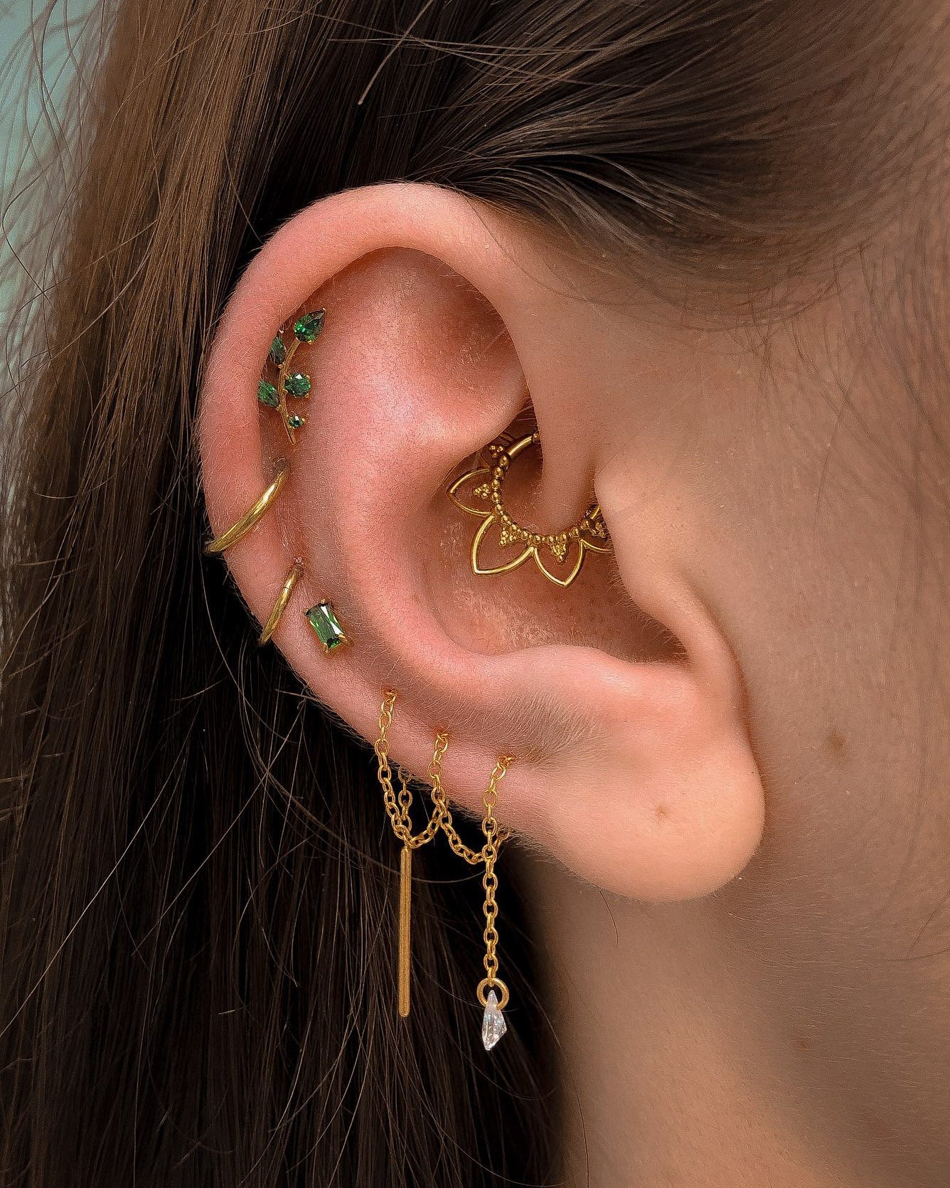 Kolczyk do ucha "Lotus" - anodyzowany tytanowy clicker