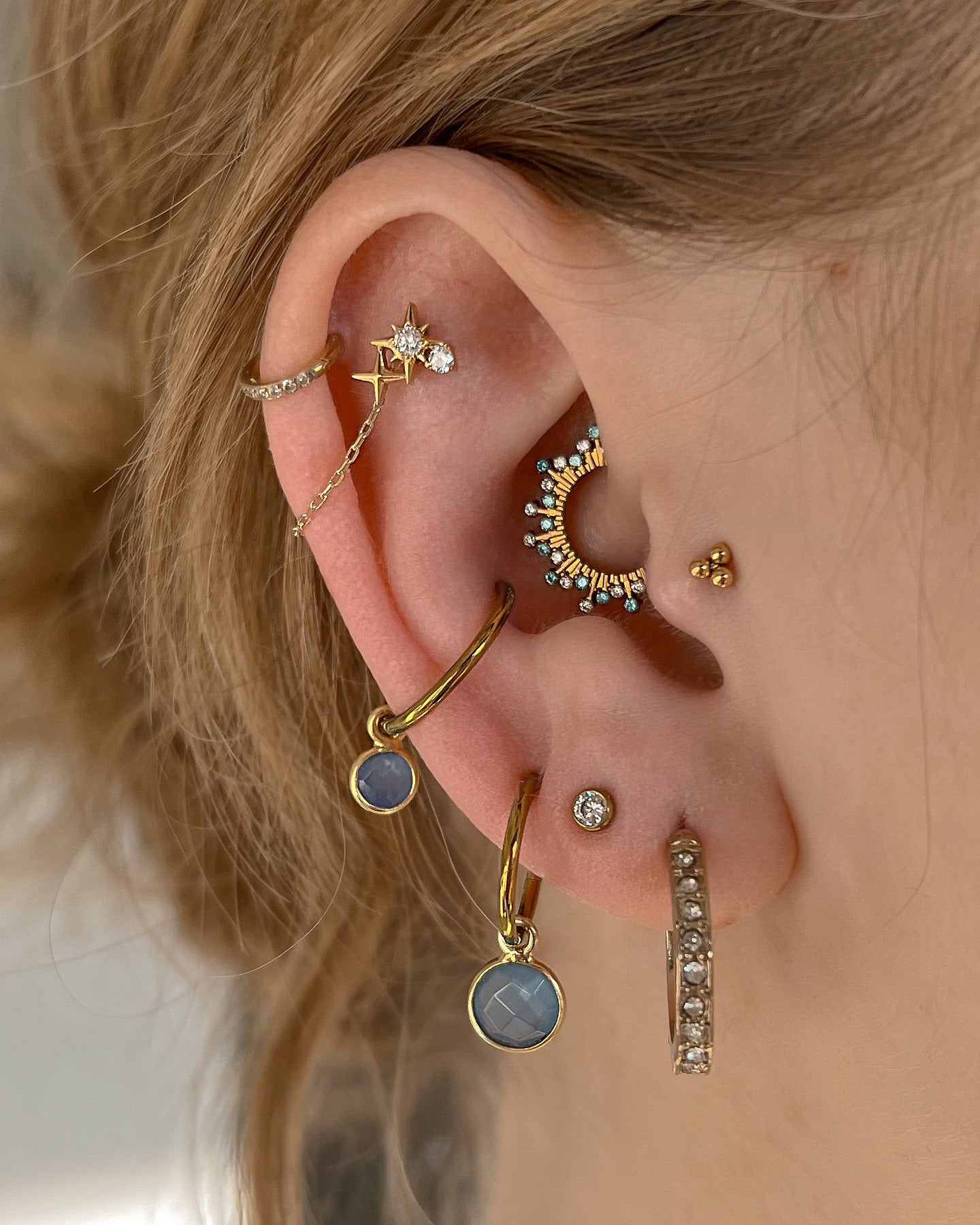 Kolczyk do ucha "Trójeczka" - anodyzowany tytanowy labret