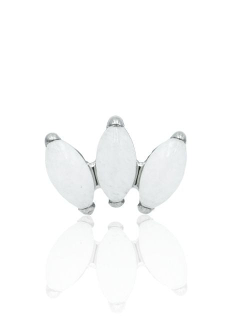 Kolczyk do ucha "3 stone white" - tytanowy labret w kształcie potrójnej łezki z białym jadeitem