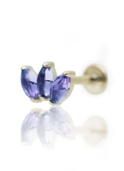 Kolczyk do ucha "3 stone purple" - anodyzowany tytanowy labret w kształcie potrójnej łezki z ametystem