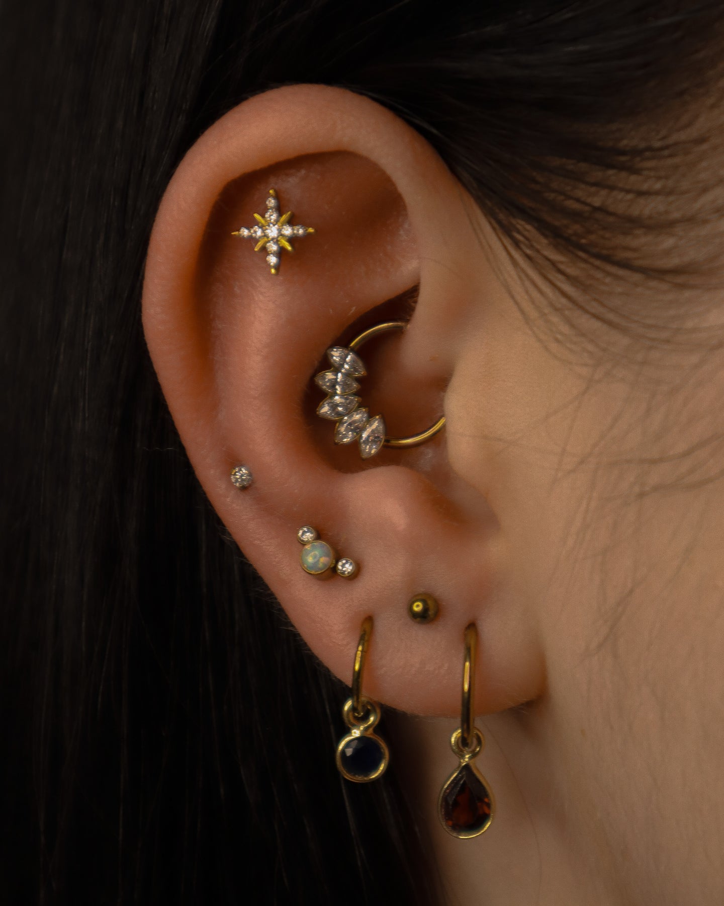 Kolczyk do ucha "Fiver" - anodyzowany tytanowy clicker z cyrkoniami