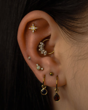 Kolczyk do ucha "Fiver" - anodyzowany tytanowy clicker z cyrkoniami