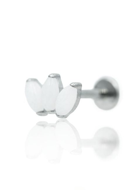 Kolczyk do ucha "3 stone white" - tytanowy labret w kształcie potrójnej łezki z białym jadeitem