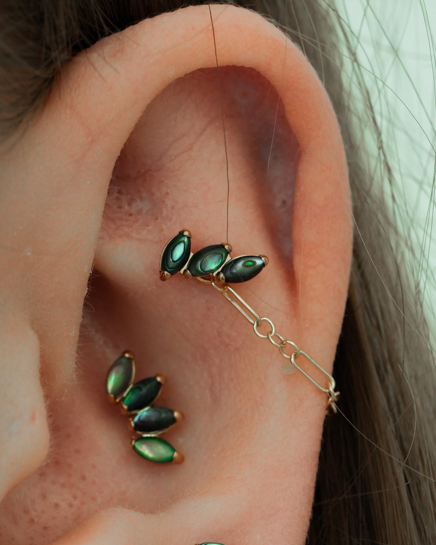 Kolczyk do ucha "3 stone peacock" – złoty tytanowy labret z muszlą abalone