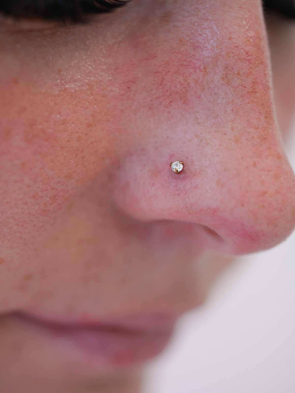 Kolczyk do ucha "Jedyneczka" - tytanowy labret z cyrkonią 2,5mm