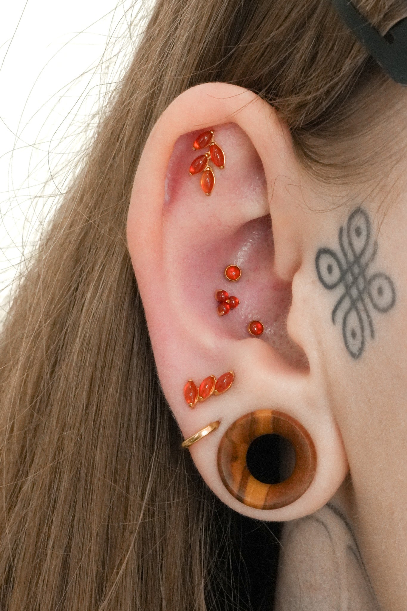 Kolczyk do ucha "1 stone red" - tytanowy labret z czerwonym onyksem
