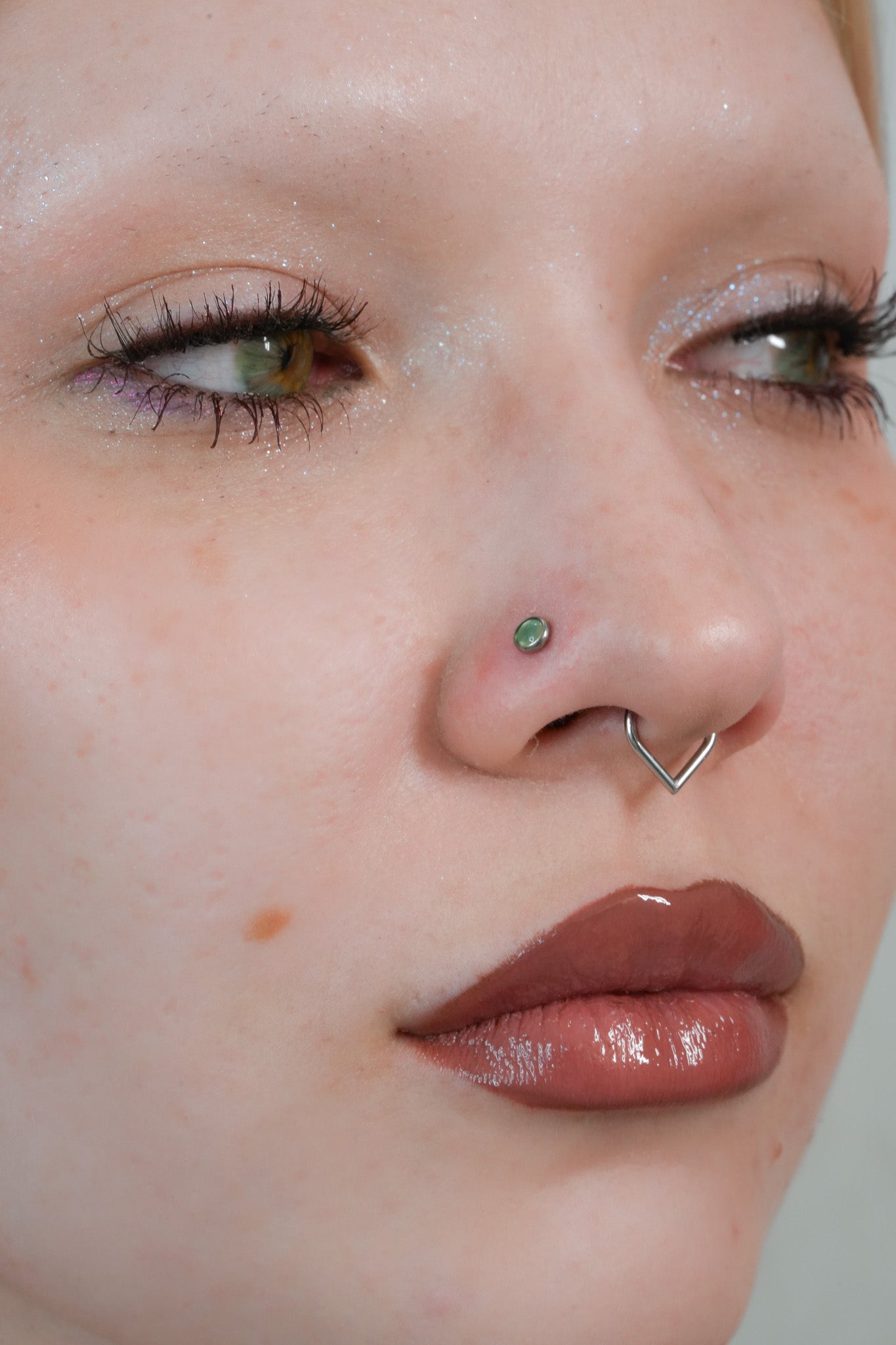 Kolczyk do ucha "1 stone light green" - złoty tytanowy labret w kształcie koła z awenturynem
