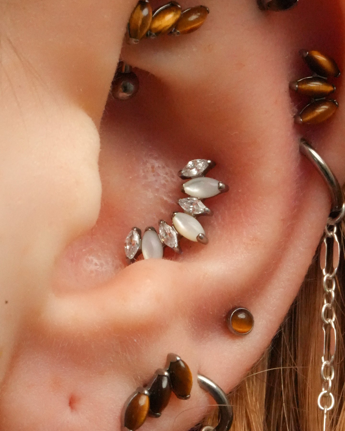 Kolczyk do ucha "Cluster pearl white stone" - złoty tytanowy labret z cyrkoniami i masą perłową