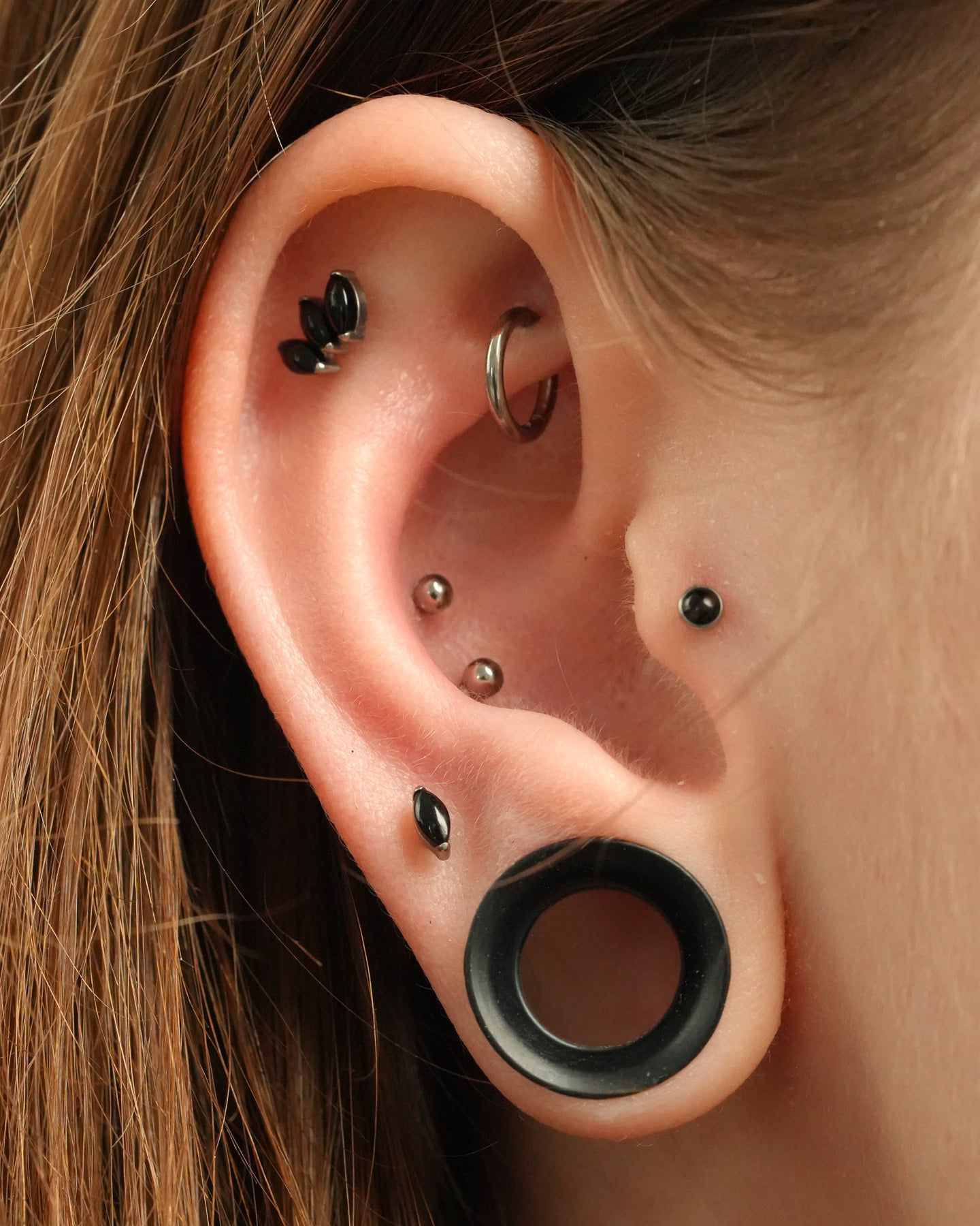 Earring "1 long stone black" - titanium labret with stones