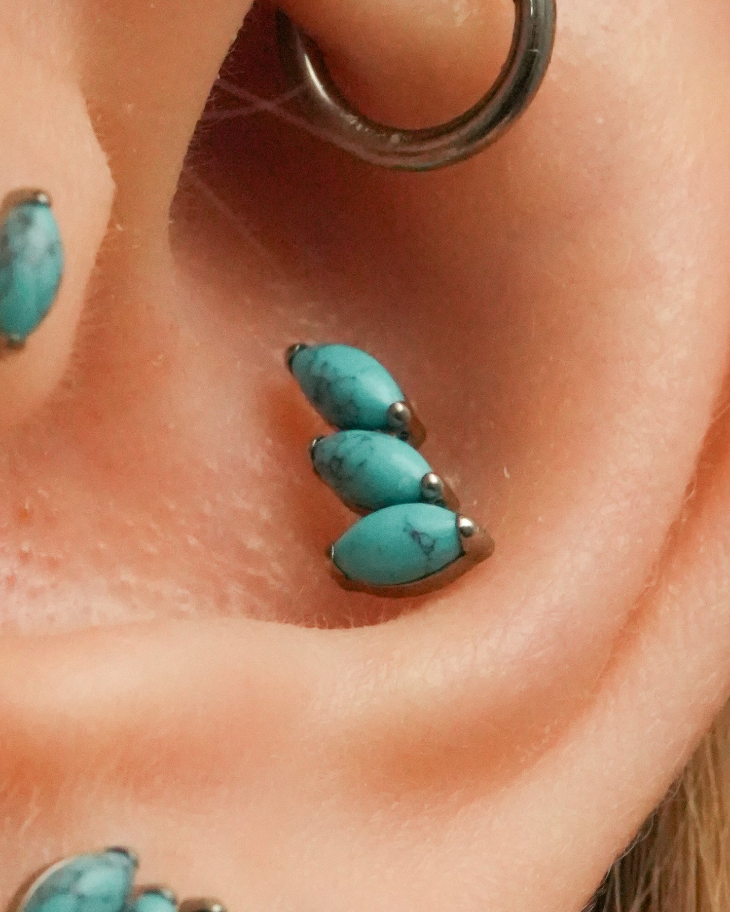 Kolczyk do ucha "3 stone blue" – tytanowy labret z turkusem