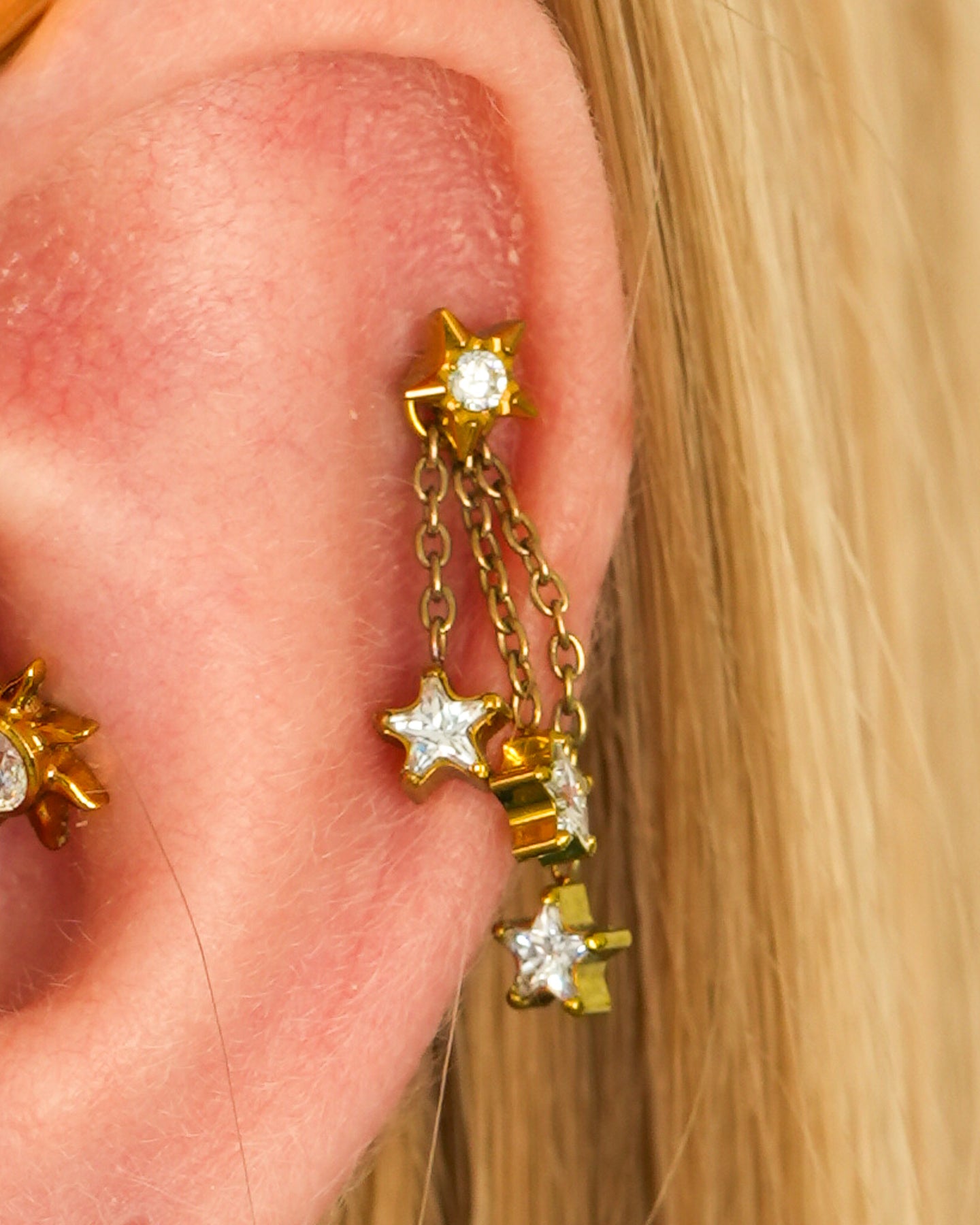 Zawieszka "Falling Stars" - złota tytanowa zawieszka z gwiazdkami