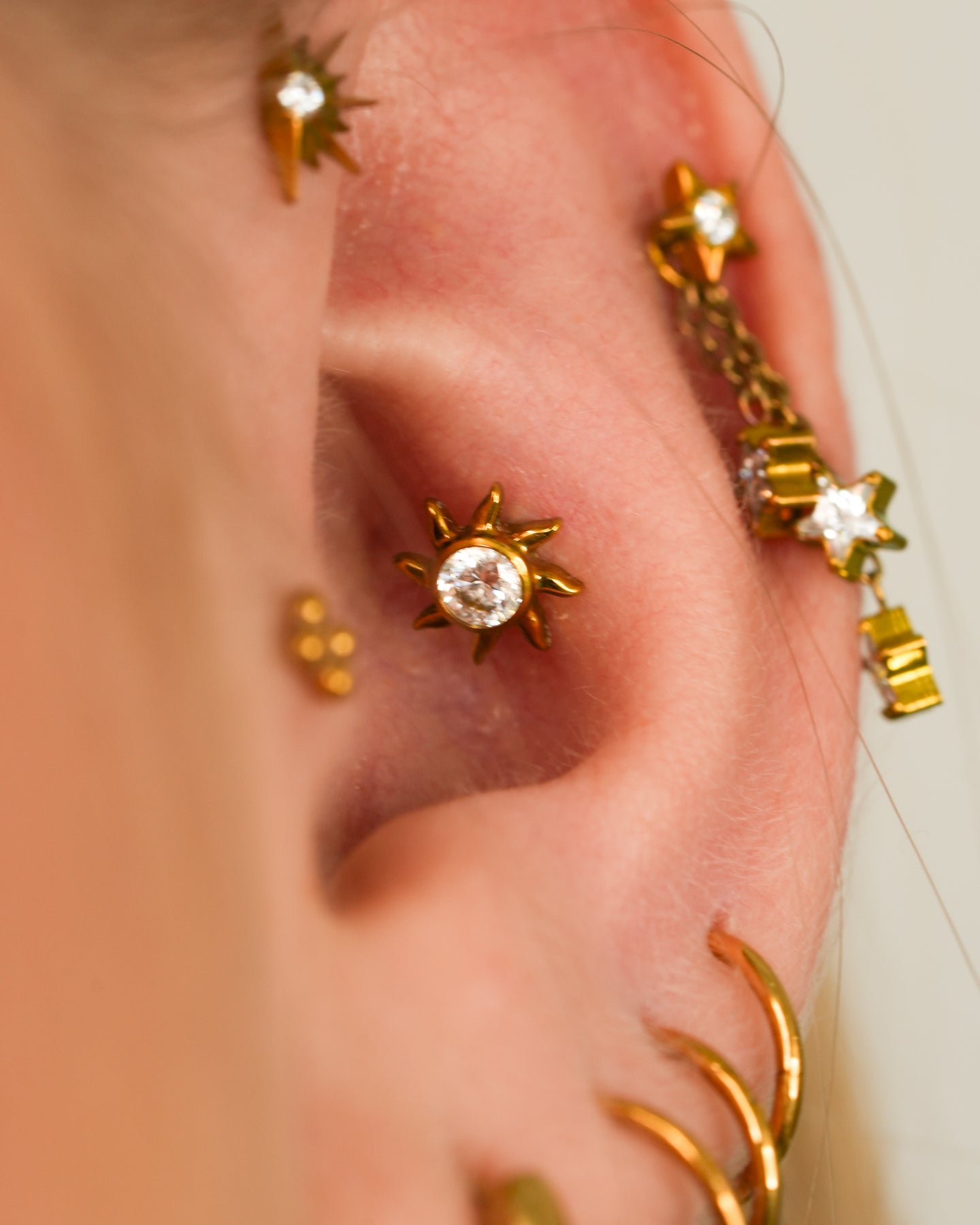 Kolczyk do ucha "Sunny Day" - złoty tytanowy labret z cyrkonią