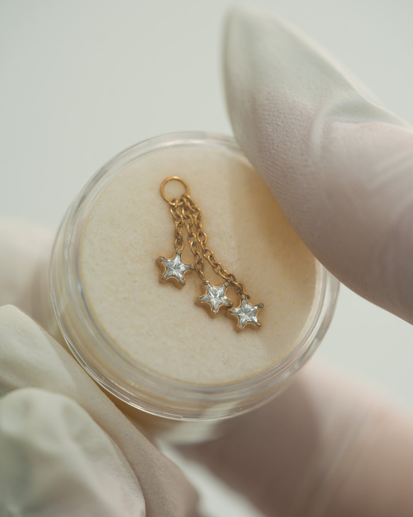 Zawieszka "Falling Stars" - złota tytanowa zawieszka z gwiazdkami