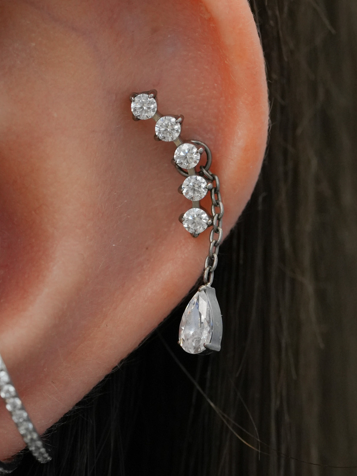 Kolczyk do ucha „Crystal arc” – tytanowy labret z pięcioma cyrkoniami