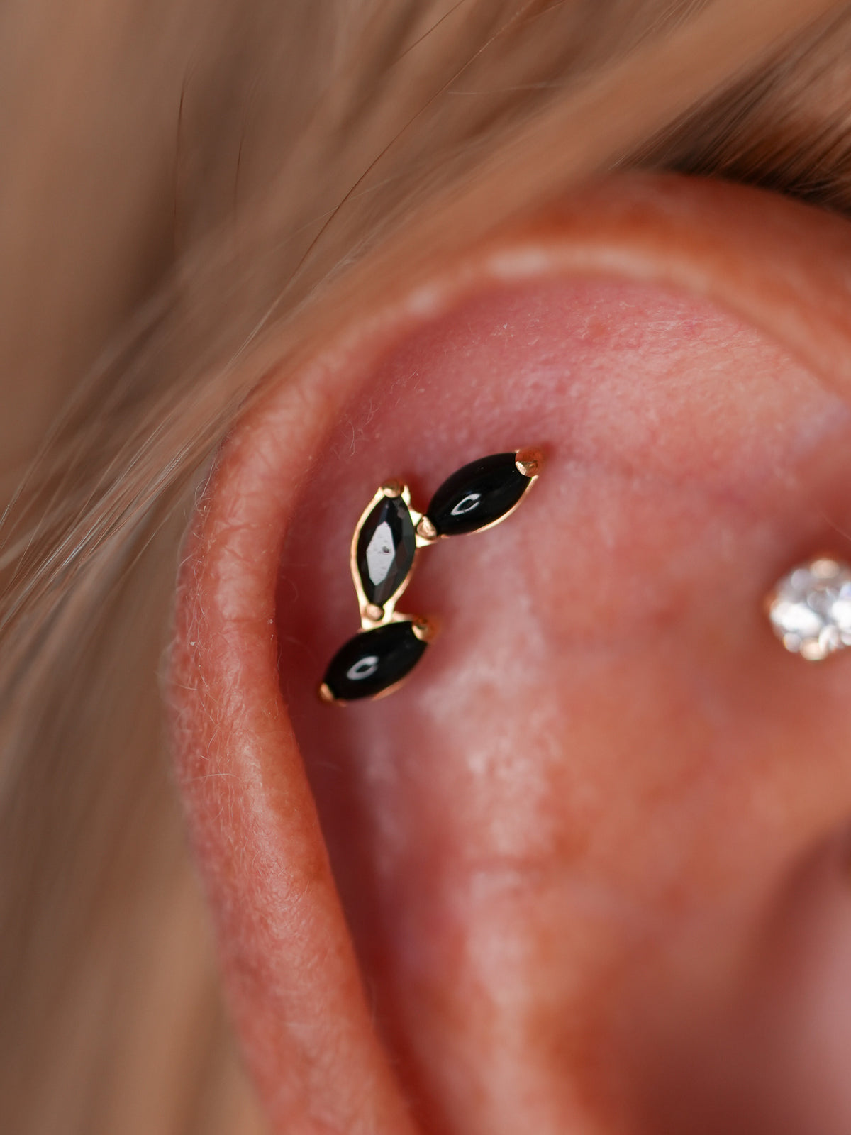 Kolczyk do ucha "3 leaf black stone" – złoty tytanowy labret cyrkonią i czarnym onyksem