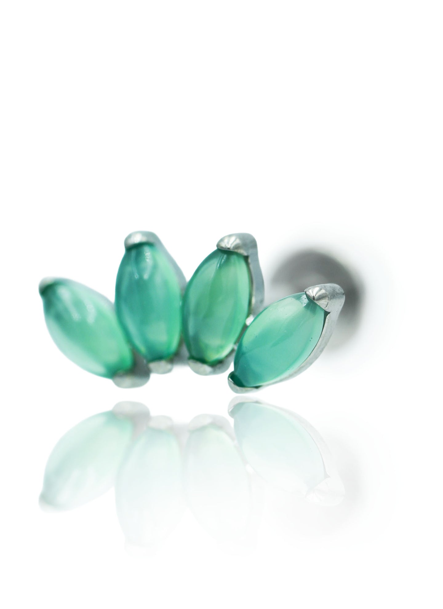 Kolczyk do ucha "4 stone green" - tytanowy labret w kształcie poczwórnej łezki z zielonym onyksem