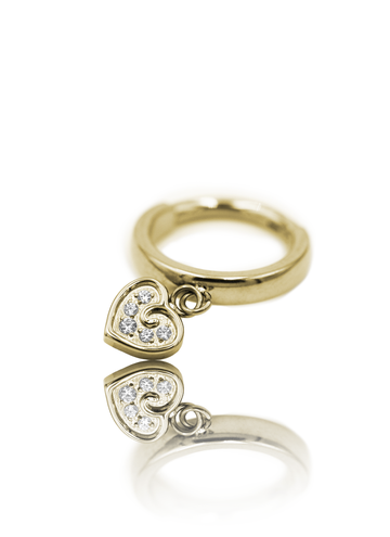 Kolczyk do ucha "Love on the edge" - anodyzowany tytanowy clicker z wiszącym serduszkiem z cyrkoniami