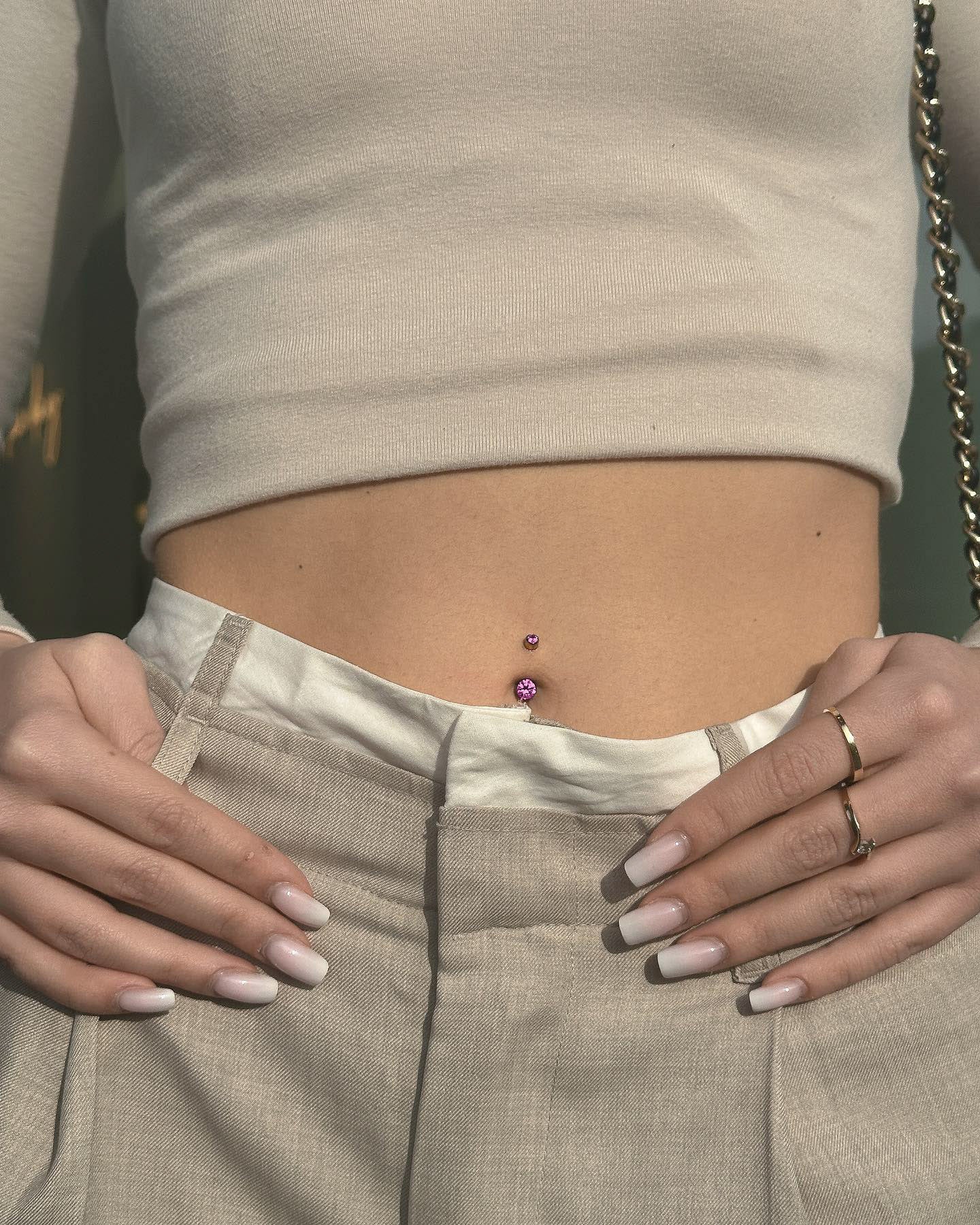 Kolczyk do pępka "Pinky gem" - tytanowy kolczyk z cyrkoniami