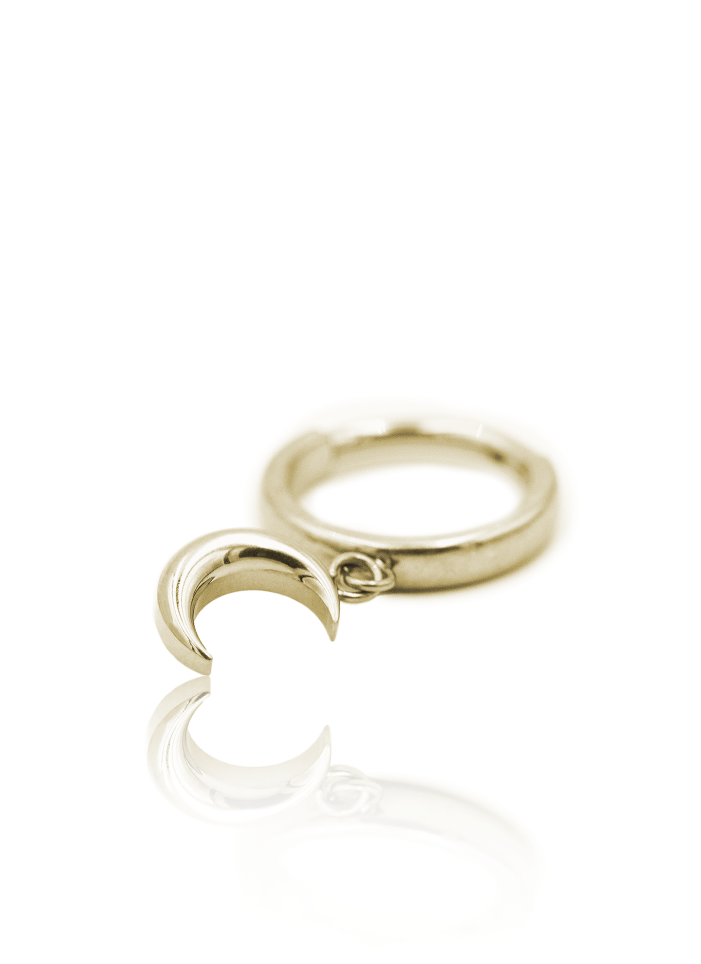 Kolczyk do ucha "Hanging moon" - anodyzowany tytanowy clicker z zawieszką księżycem