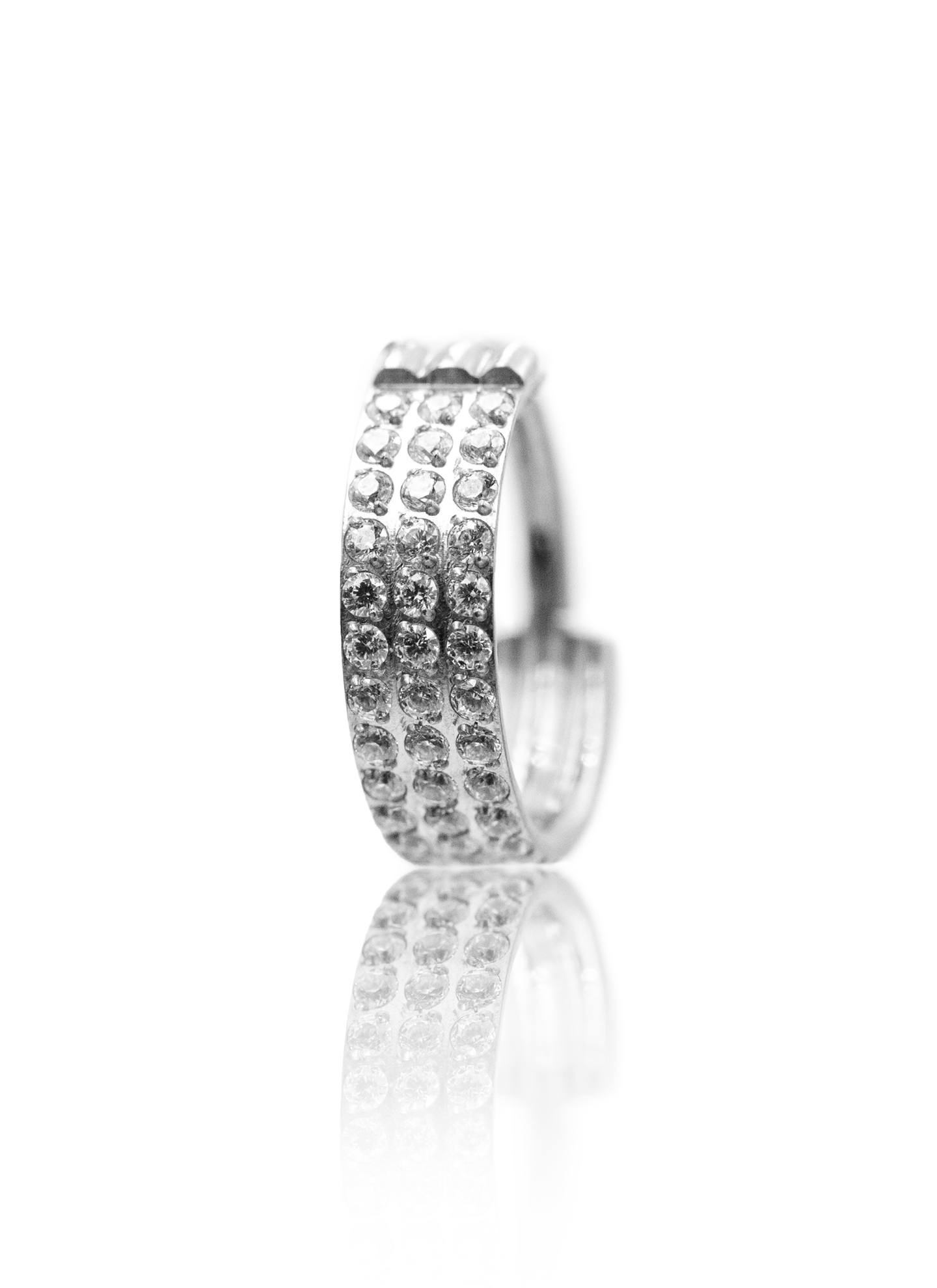 Kolczyk do ucha "Iced out" - tytanowy clicker z cyrkoniami