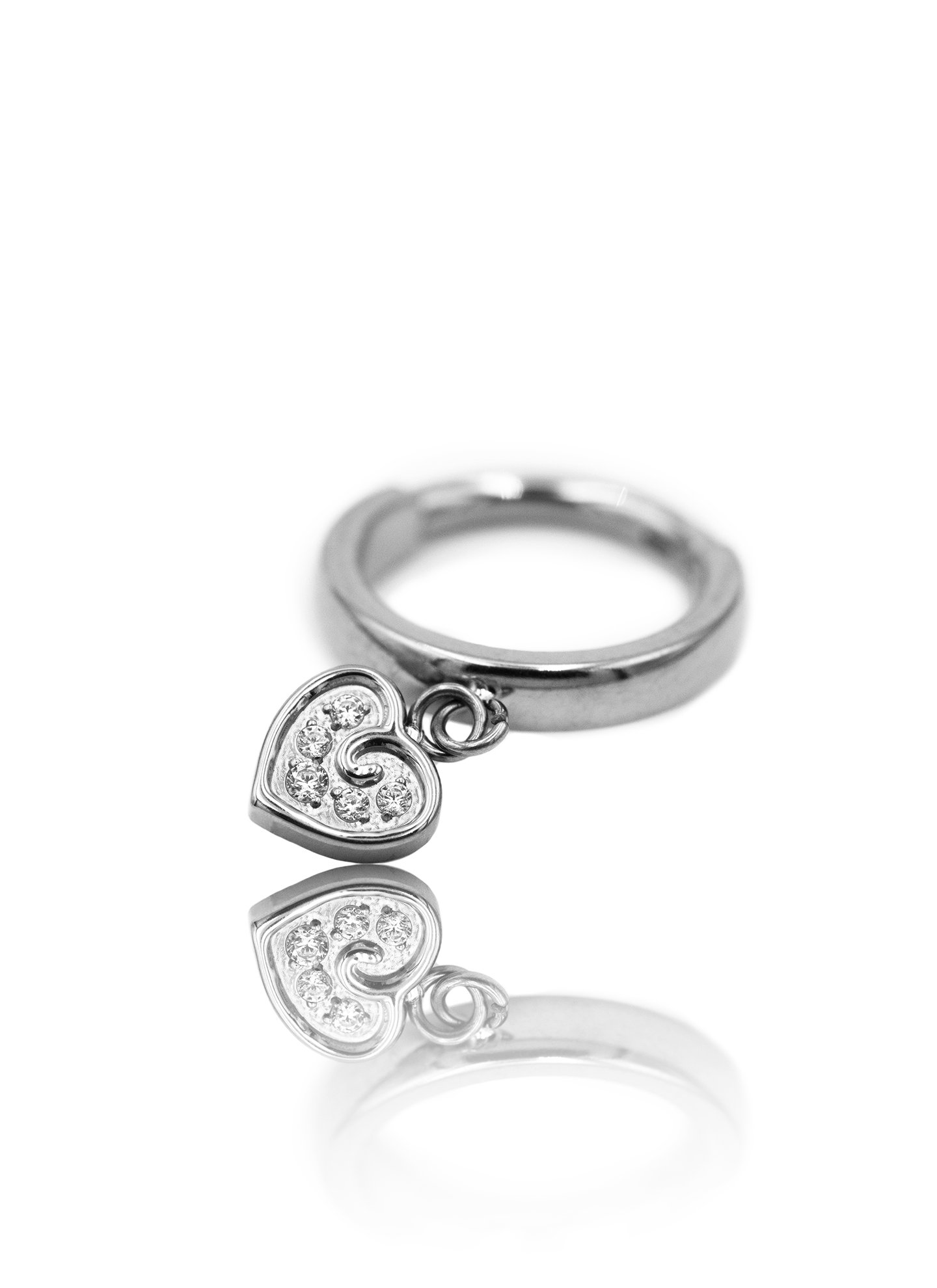 Kolczyk do ucha "Love on the edge" - Tytanowy clicker z wiszącym serduszkiem z cyrkoniami