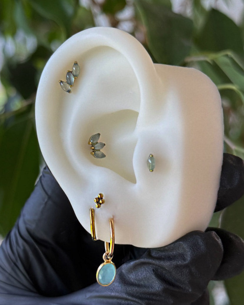 Kolczyk do ucha "1 long stone light green" - anodyzowany tytanowy labret z kamieniami