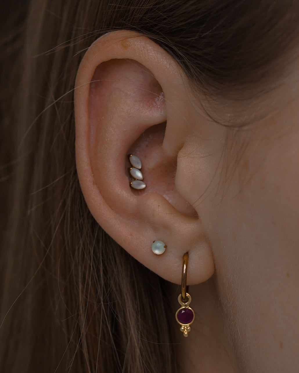 Kolczyk do ucha "3 stone white" - anodyzowany tytanowy labret z kamieniami