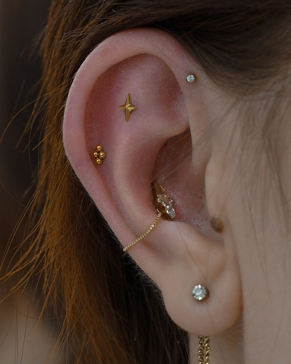 "Kolczyk do ucha "Diamond crystal"- anodyzowany tytanowy labret z cyrkoniami  "