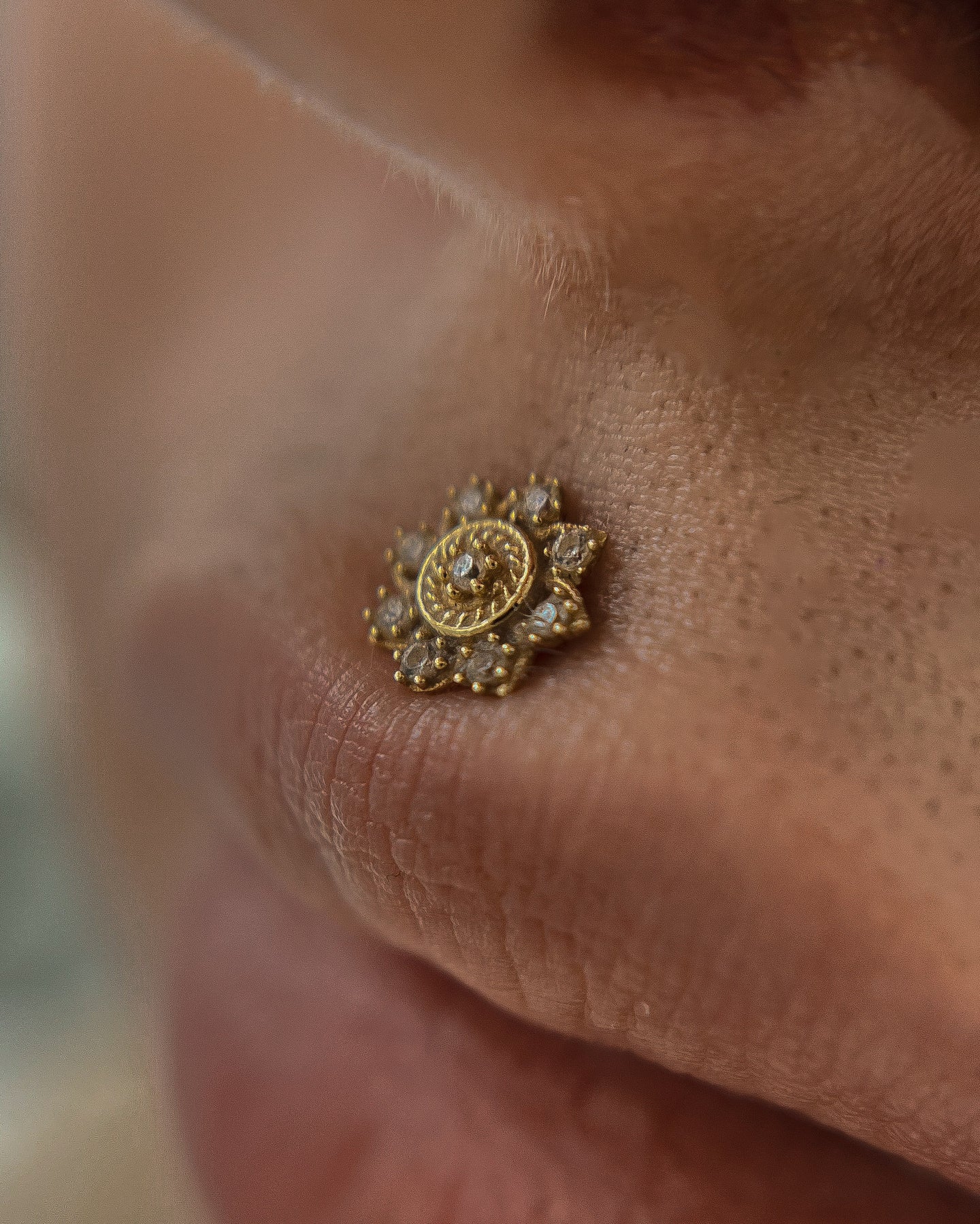 Kolczyk do ucha "Aztec" - 14K złoty labret z cyrkoniami