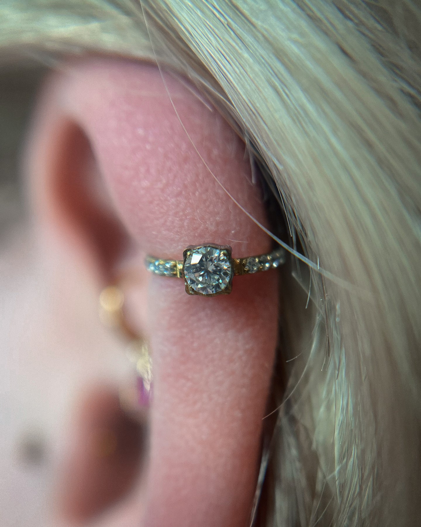 Kolczyk do ucha "Big one" - anodyzowany tytanowy clicker z dużą cyrkonią