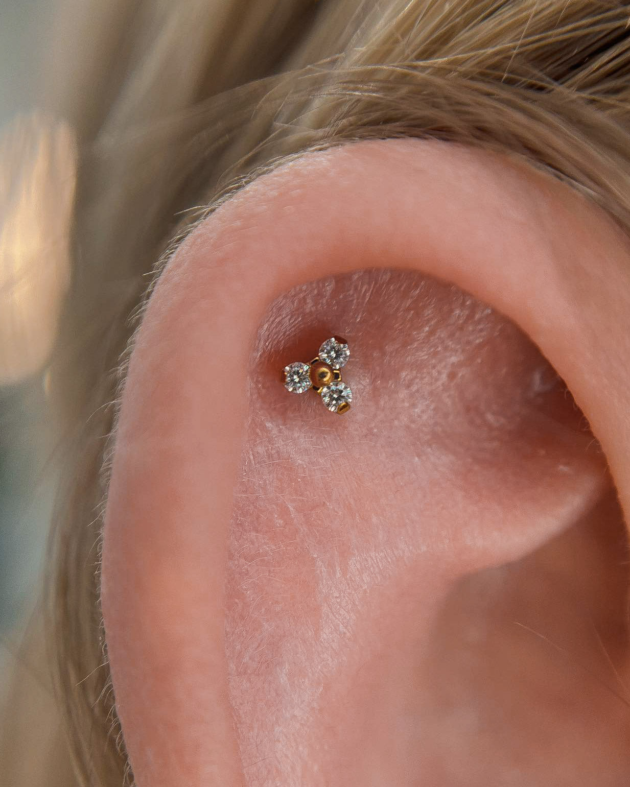 Kolczyk do ucha "Clear trio" - anodyzowany tytanowy labret z czarnymi cyrkoniami