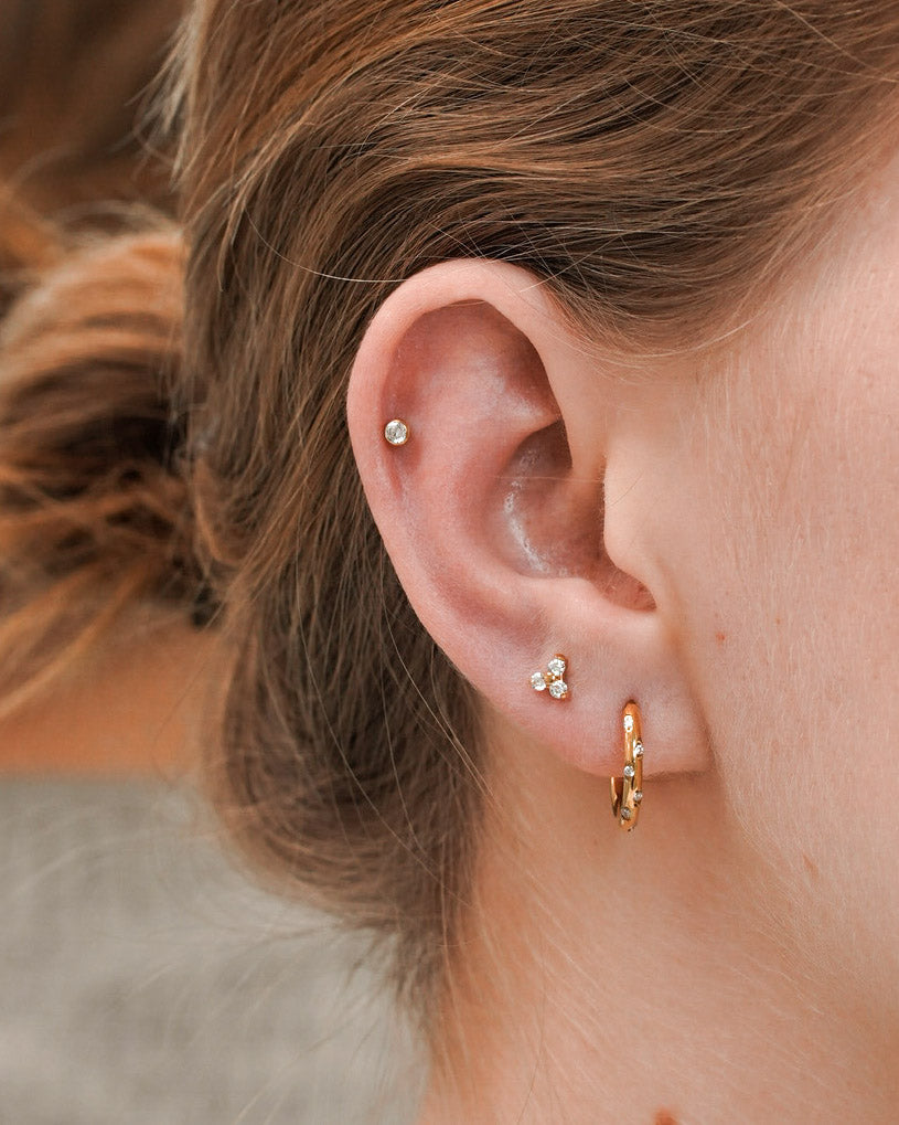 Kolczyk do ucha "Clear trio" - anodyzowany tytanowy labret z czarnymi cyrkoniami