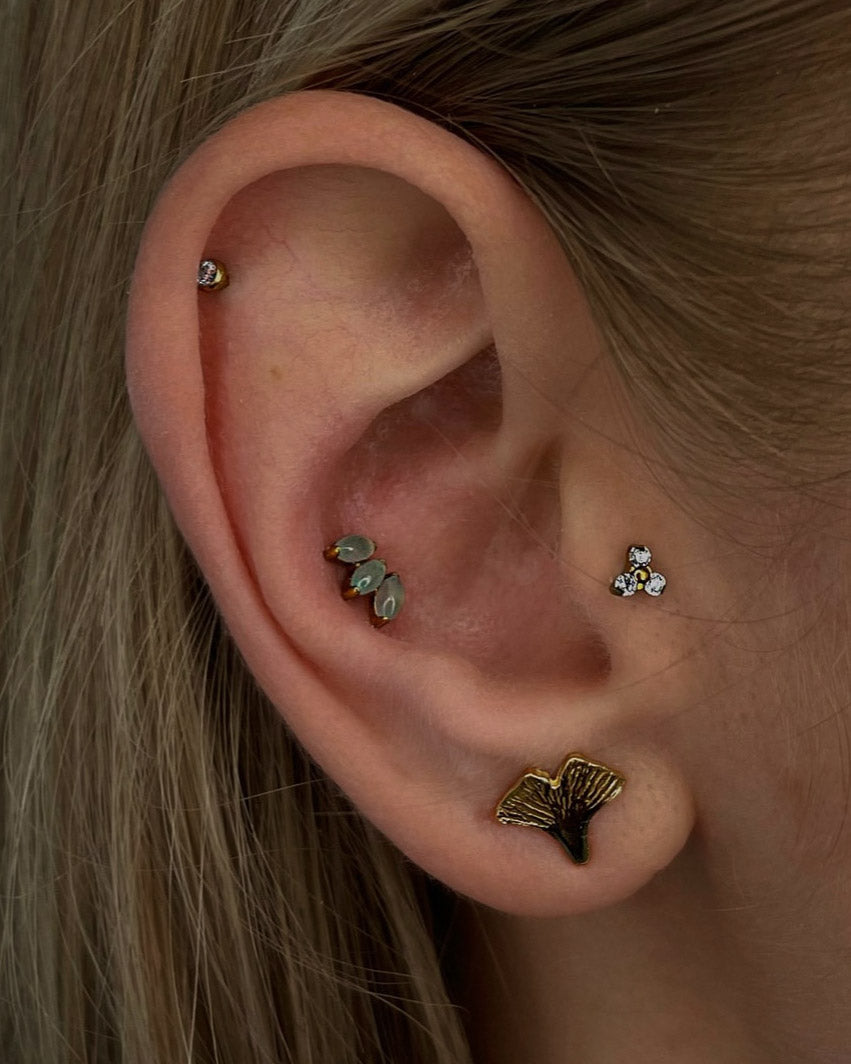 Kolczyk do ucha "Clear trio" - anodyzowany tytanowy labret z czarnymi cyrkoniami