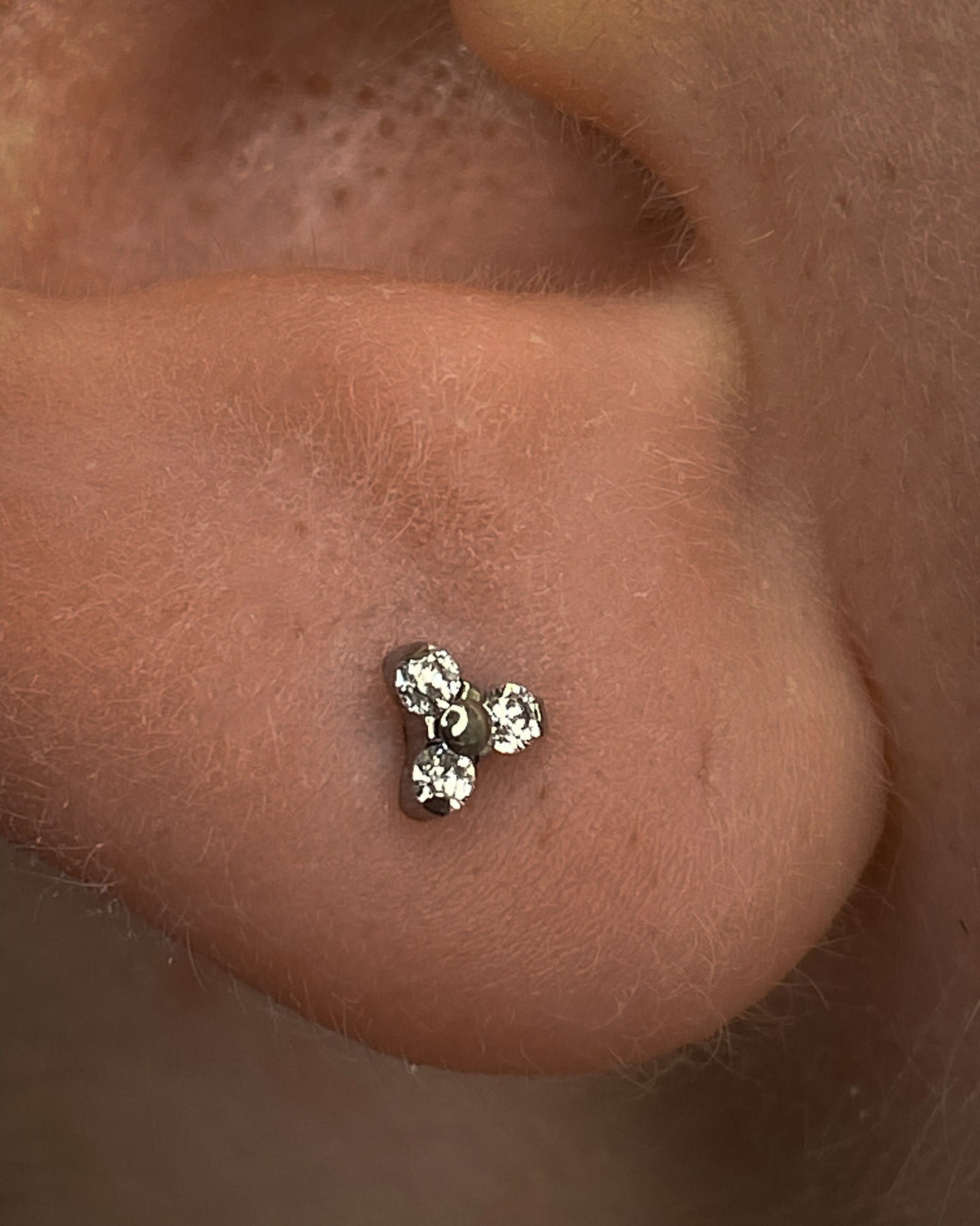 Kolczyk do ucha "Clear trio" - tytanowy labret z czarnymi cyrkoniami