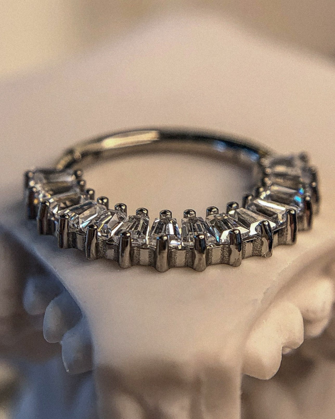 Kolczyk do ucha "Crystal" - tytanowy clicker z cyrkoniami