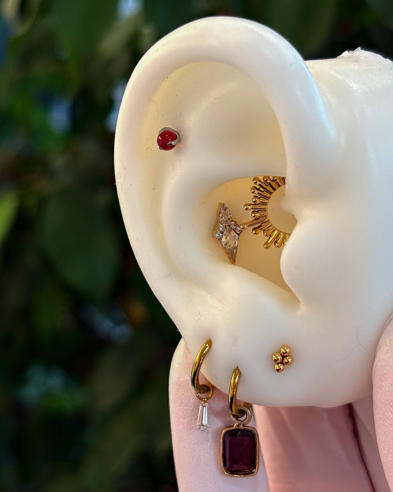 "Kolczyk do ucha "Diamond crystal"- anodyzowany tytanowy labret z cyrkoniami  "