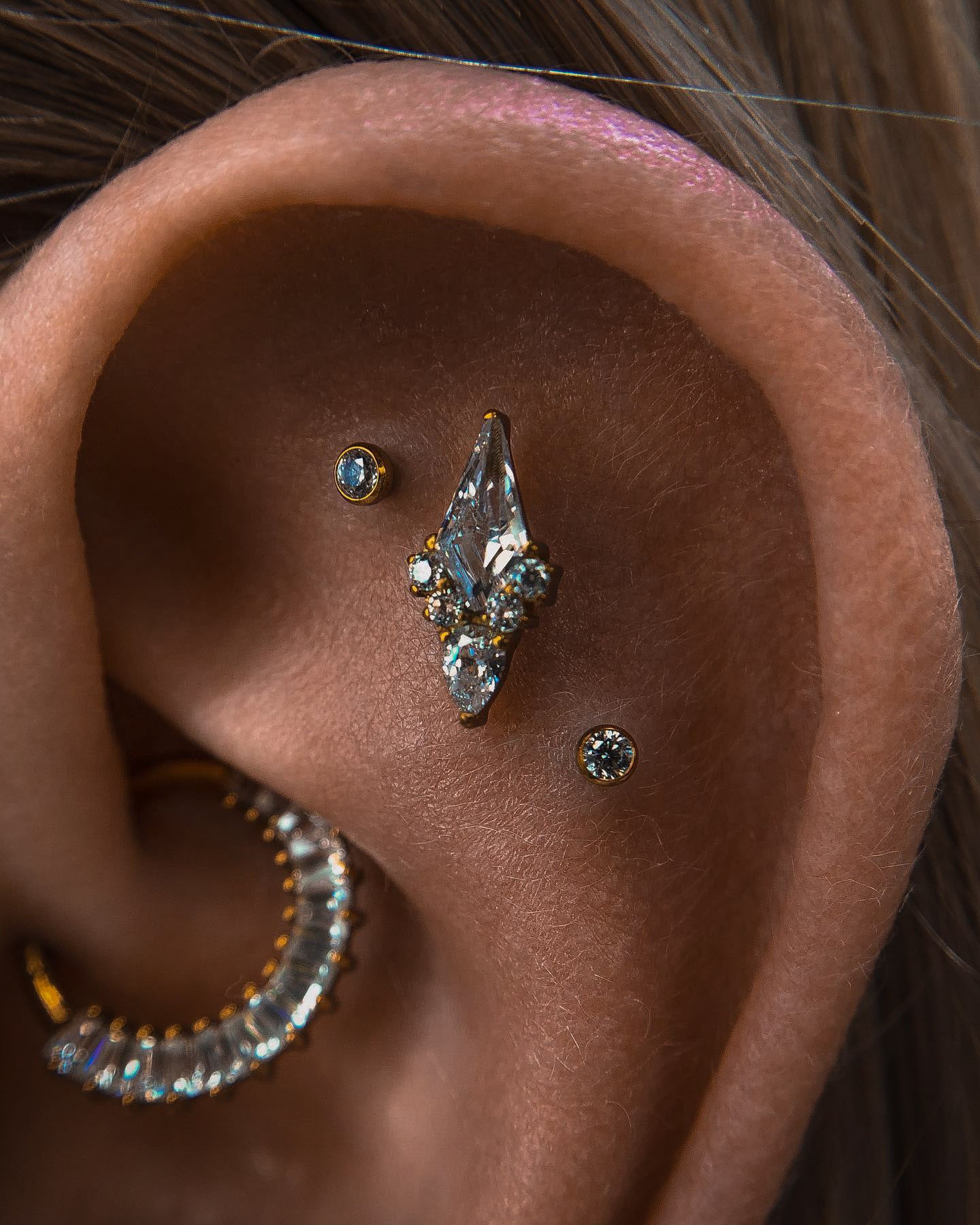 "Kolczyk do ucha "Diamond crystal"- anodyzowany tytanowy labret z cyrkoniami  "