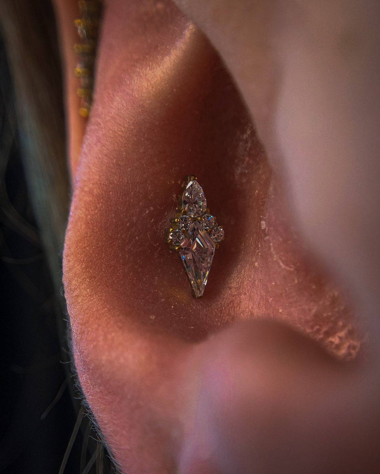 "Kolczyk do ucha "Diamond crystal"- anodyzowany tytanowy labret z cyrkoniami  "