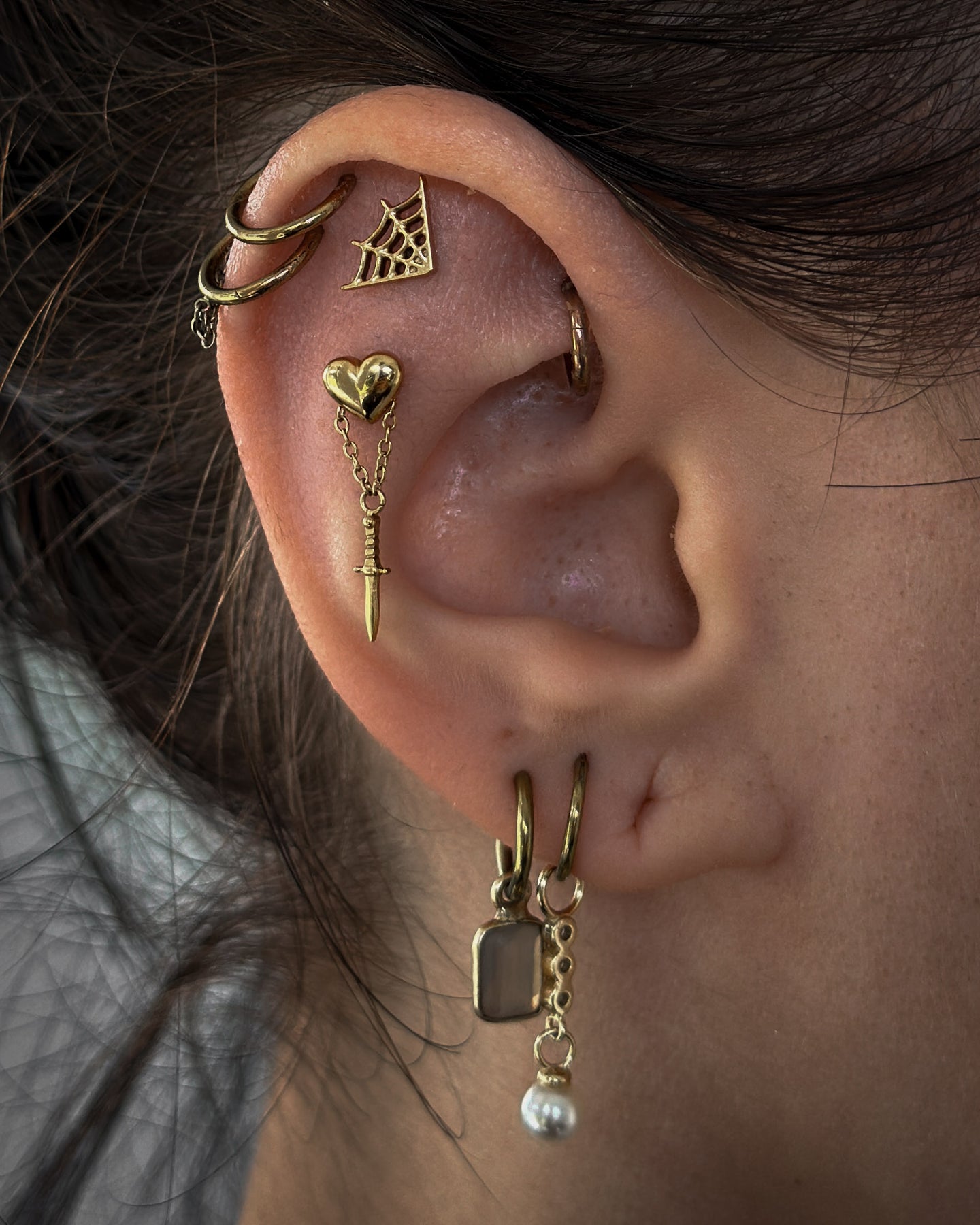 Kolczyk do ucha "Gold dagger" - tytanowy labret z wiszącym mieczykiem