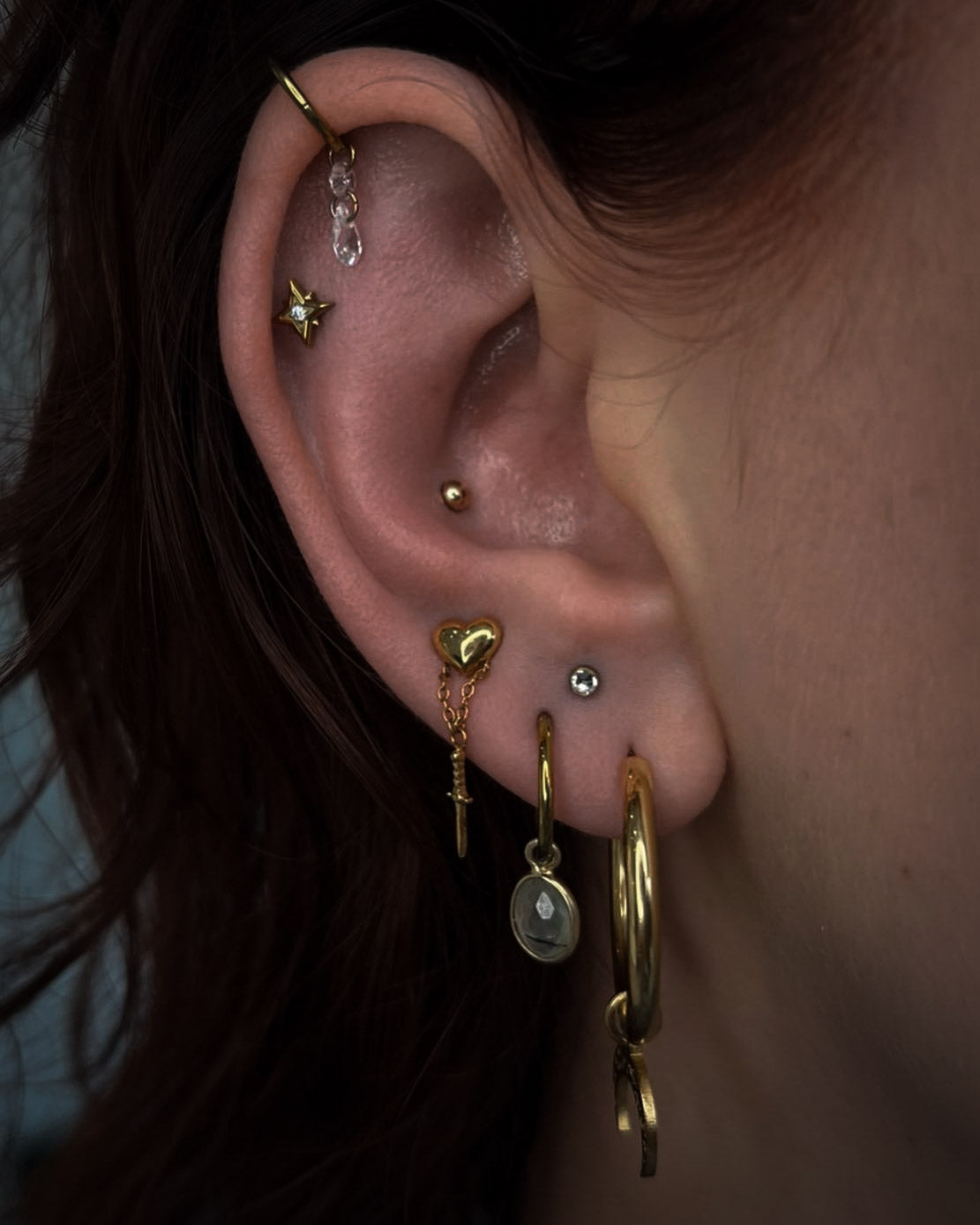 Kolczyk do ucha "Gold dagger" - tytanowy labret z wiszącym mieczykiem