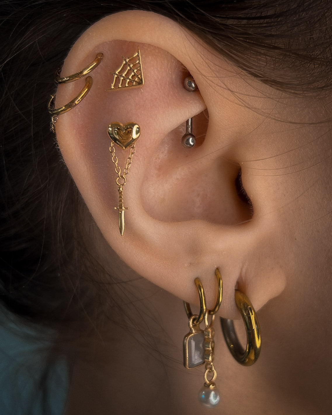 Kolczyk do ucha "Gold dagger" - tytanowy labret z wiszącym mieczykiem